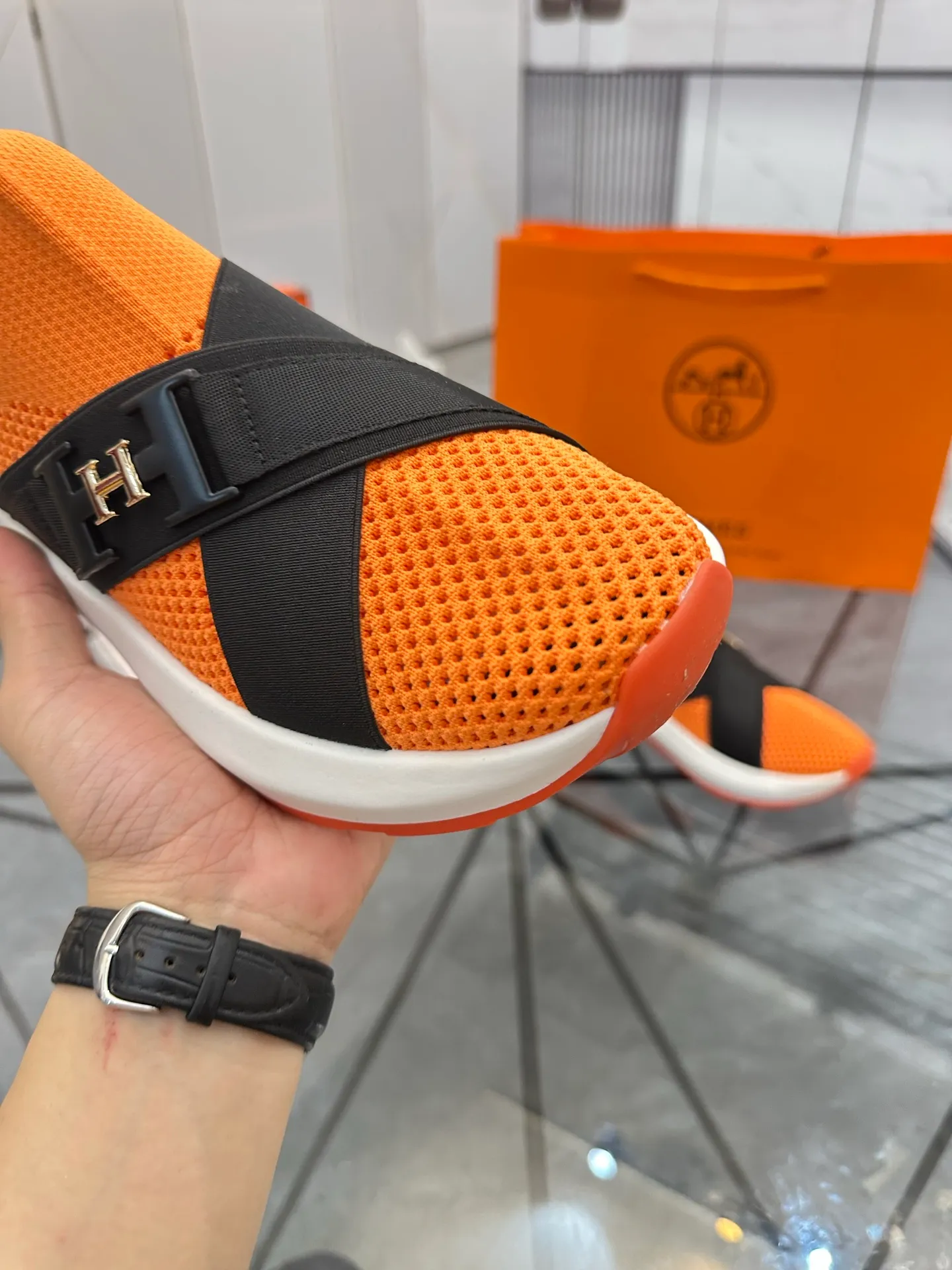 Men's shoes: 💰P620¥ High-end top quality Product trademark: Hermes *"Hermès*" low-top casual shoes Regular size: 38-45 (can be customized to 46) Product materials: Upper imported from the counter original fly weave, breathable lining, cowhide foot pads, original outsole. No.: 001